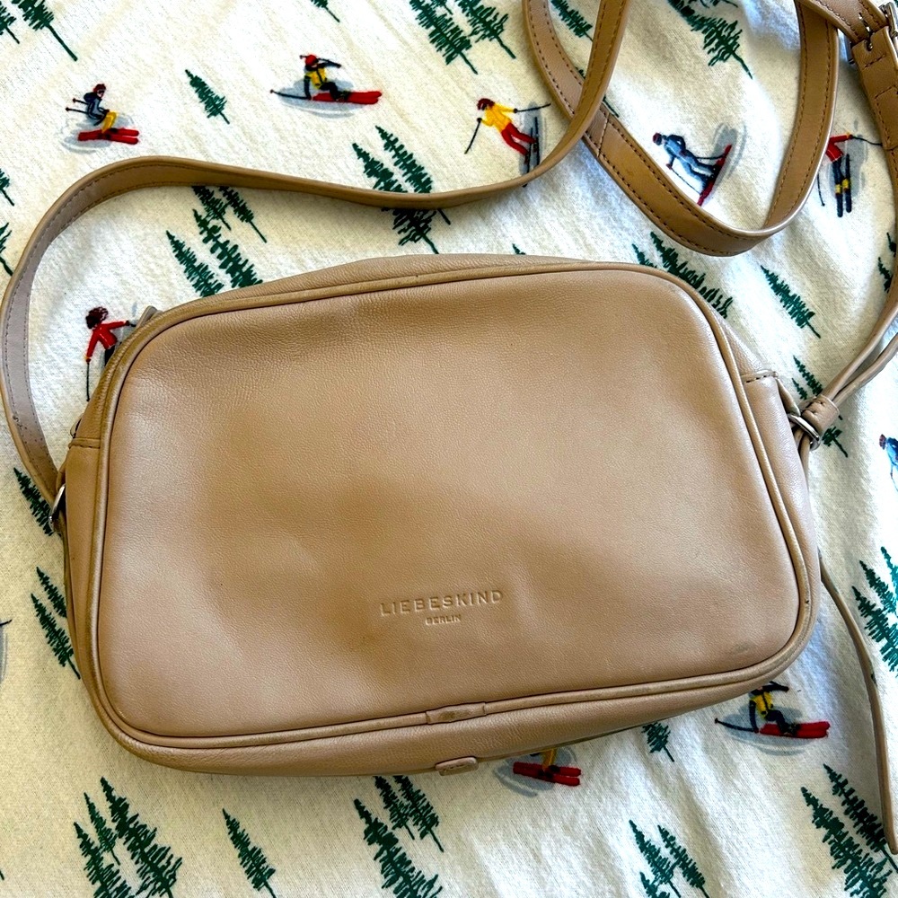 Crossbody bag in lamb leather. Ideal for summer